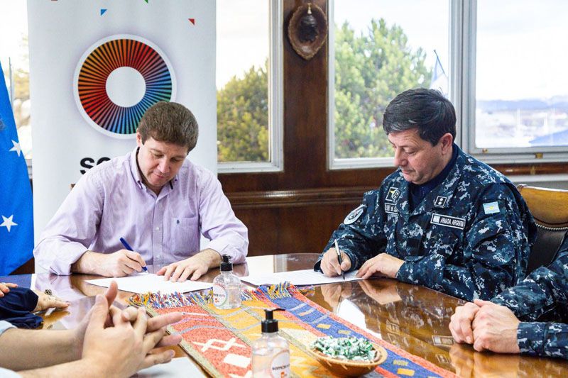 Melella firmó un acta de cooperación mutua con la Armada