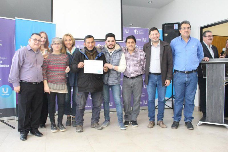 El Municipio entregó certificados de formación laboral a vecinos y alumnos de la Kayu