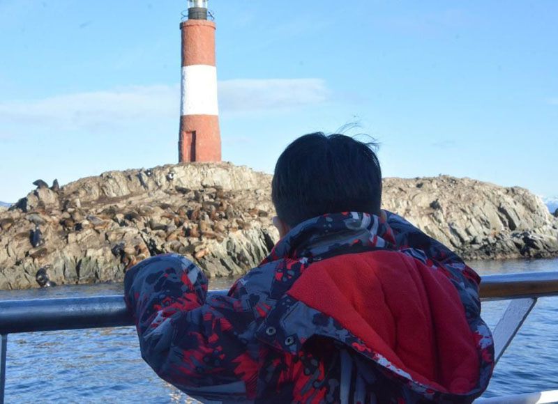 Niños de TAP y el Centro ‘Jorge Brito’ realizaron una navegación por el Beagle