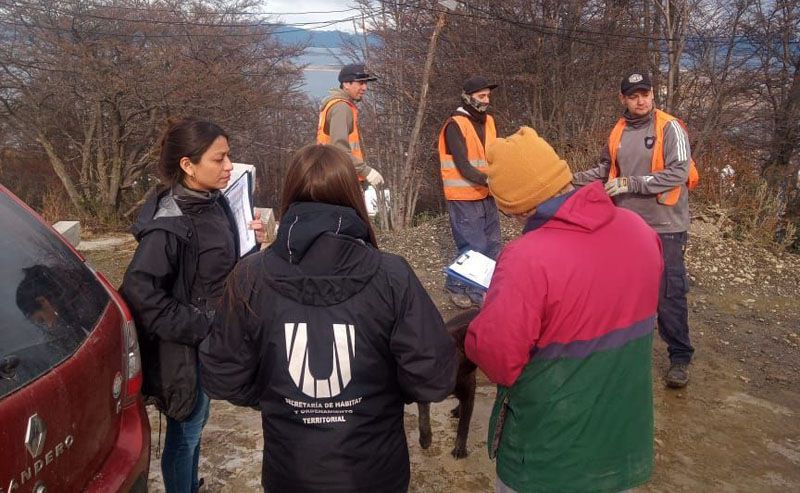 Equipos de la Secretaría de Hábitat continúan entregando leña en los barrios altos
