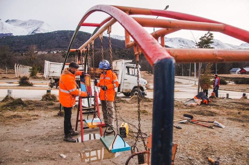 Avanzan los trabajos de mantenimiento y reparación en las plazas de Ushuaia