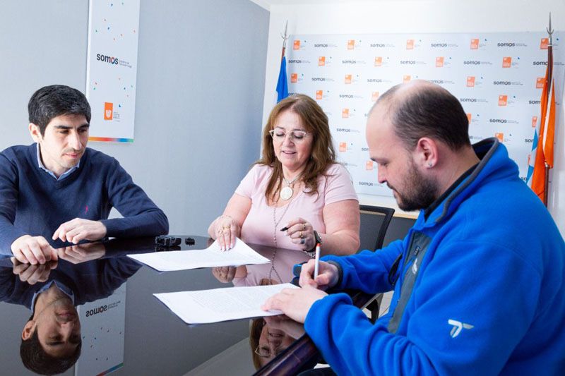 Se firmaron los contratos de obra de los Centros de Desarrollo Infantil de Tolhuin y Río Grande