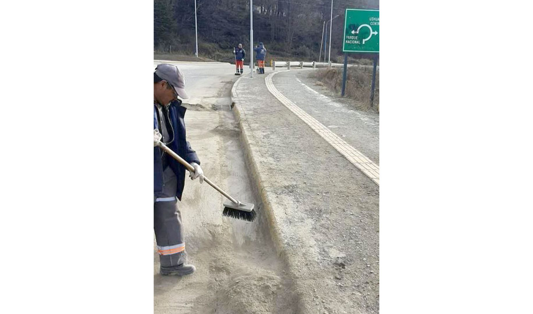 Personal municipal avanza en los trabajos de barrido y limpieza en rotondas