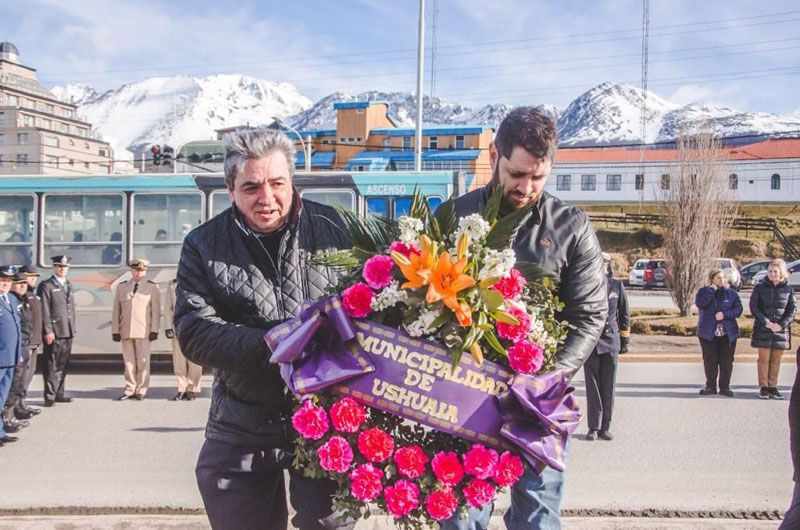 Funcionarios municipales acompañaron el homenaje a tripulantes del ARA Fournier
