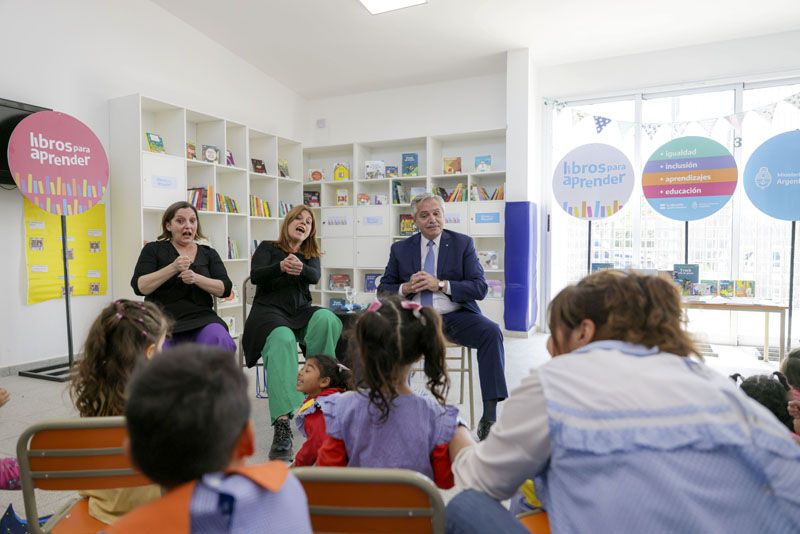 ALBERTO FERNÁNDEZ HIZO ENTREGA DE LIBROS Y CRITICÓ LA POLÍTICA EDUCATIVA DEL GOBIERNO DE MACRI