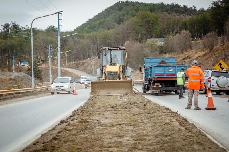 Continúan los trabajos de limpieza y puesta en valor en rotondas 