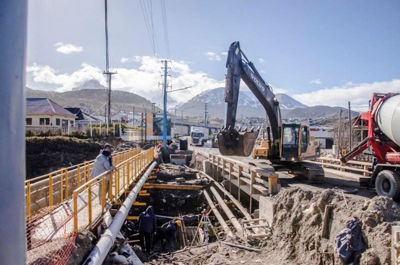 Comenzó el hormigonado para la colocación de alcantarillas en el nuevo puente