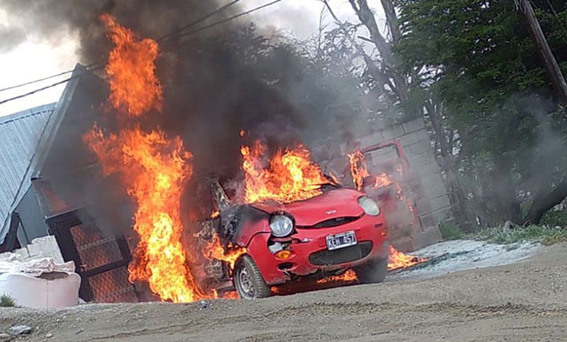 Incendio destruyó un automóvil estacionado