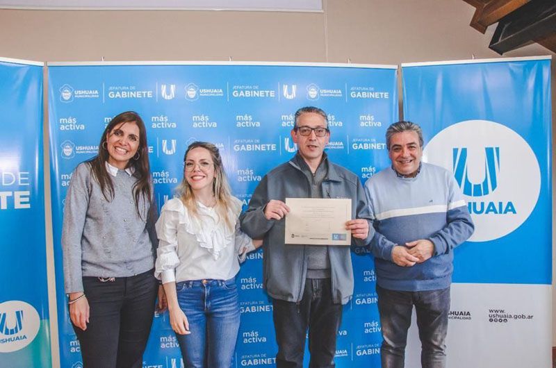 Trabajadores municipales recibieron certificados de capacitación 