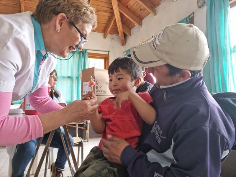El equipo de salud municipal continúa realizando vacunación infantil Triple Viral e IPV