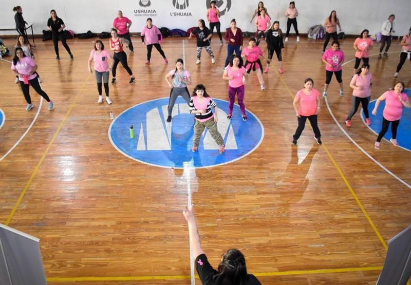 Mujeres de Ushuaia bailaron Zumba para concientizar sobre el cáncer de mama