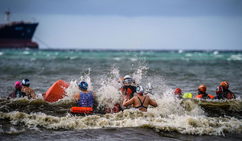 Nadadores chilenos y argentinos desafiaron al estrecho de Magallanes