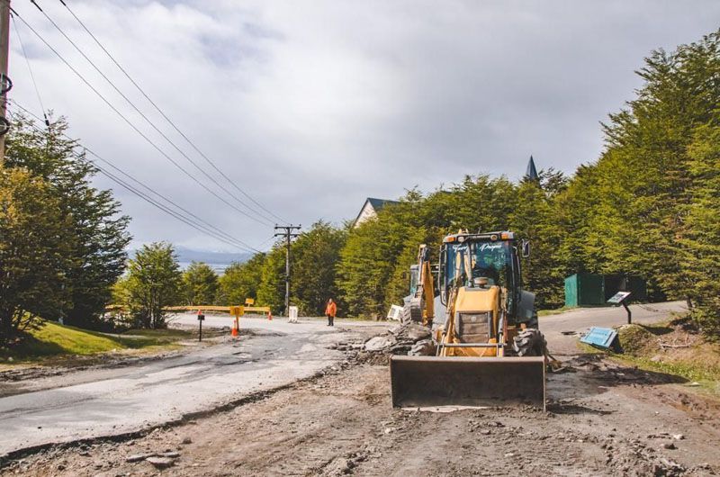 Comenzaron los trabajos de bacheo y asfalto en el camino al Glaciar Martial