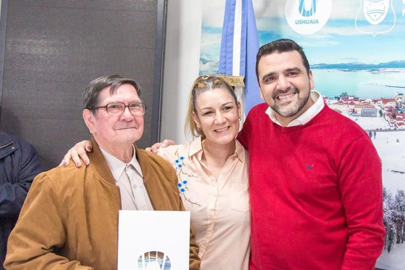 Vuoto encabezó entrega de títulos de propiedad