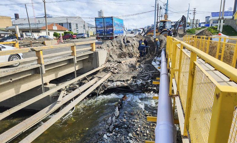 Corrimiento de cable de media tensión en el puente de Perito Moreno 