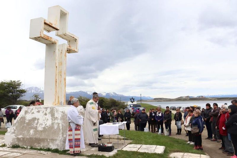 La Municipalidad participó en la misa por los fieles difuntos 