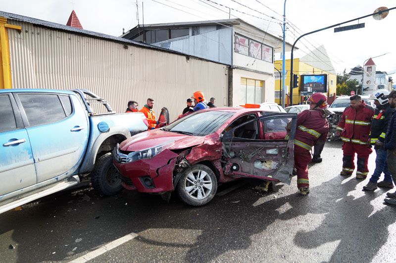 Corte de energía inhabilita semáforo y deriva en un fuerte choque