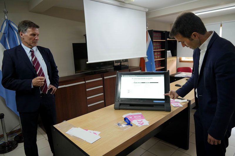 Nueva demostración de la impresora electrónica antes de las elecciones