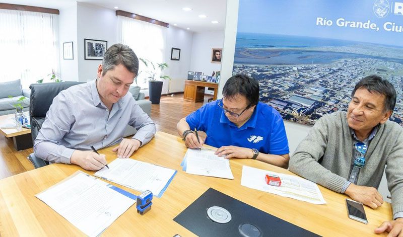 El Intendente firmó aumento salarial que alcanza el 100% anual