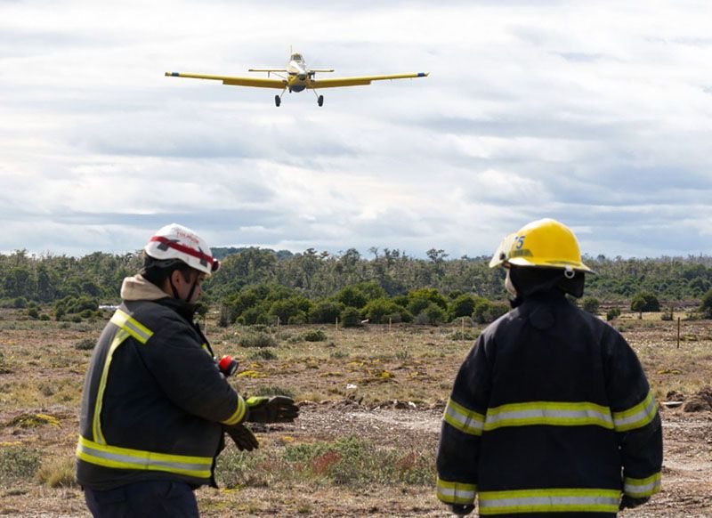 Se incorporaron más avionetas, pero el fuego no da tregua
