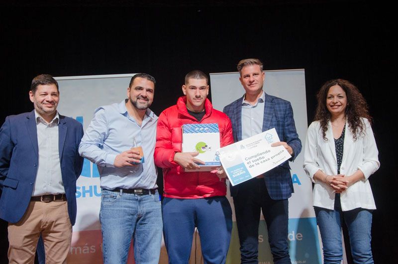 Scatolini y Vuoto encabezaron entrega de viviendas