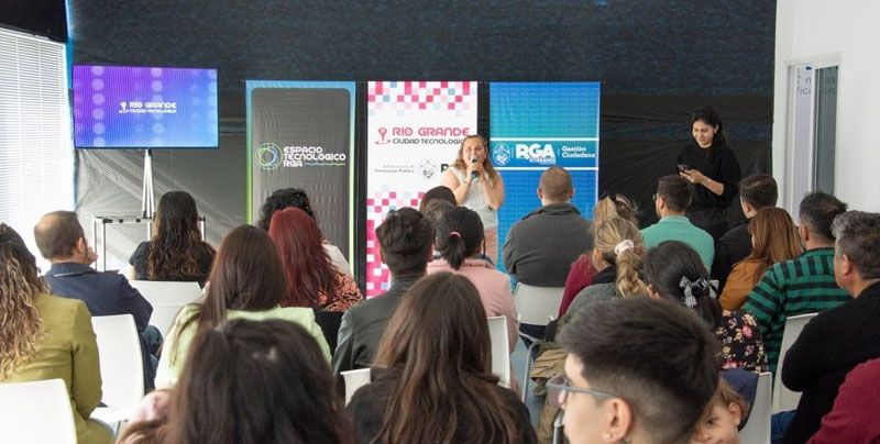 Más de 40 egresadas de los cursos digitales