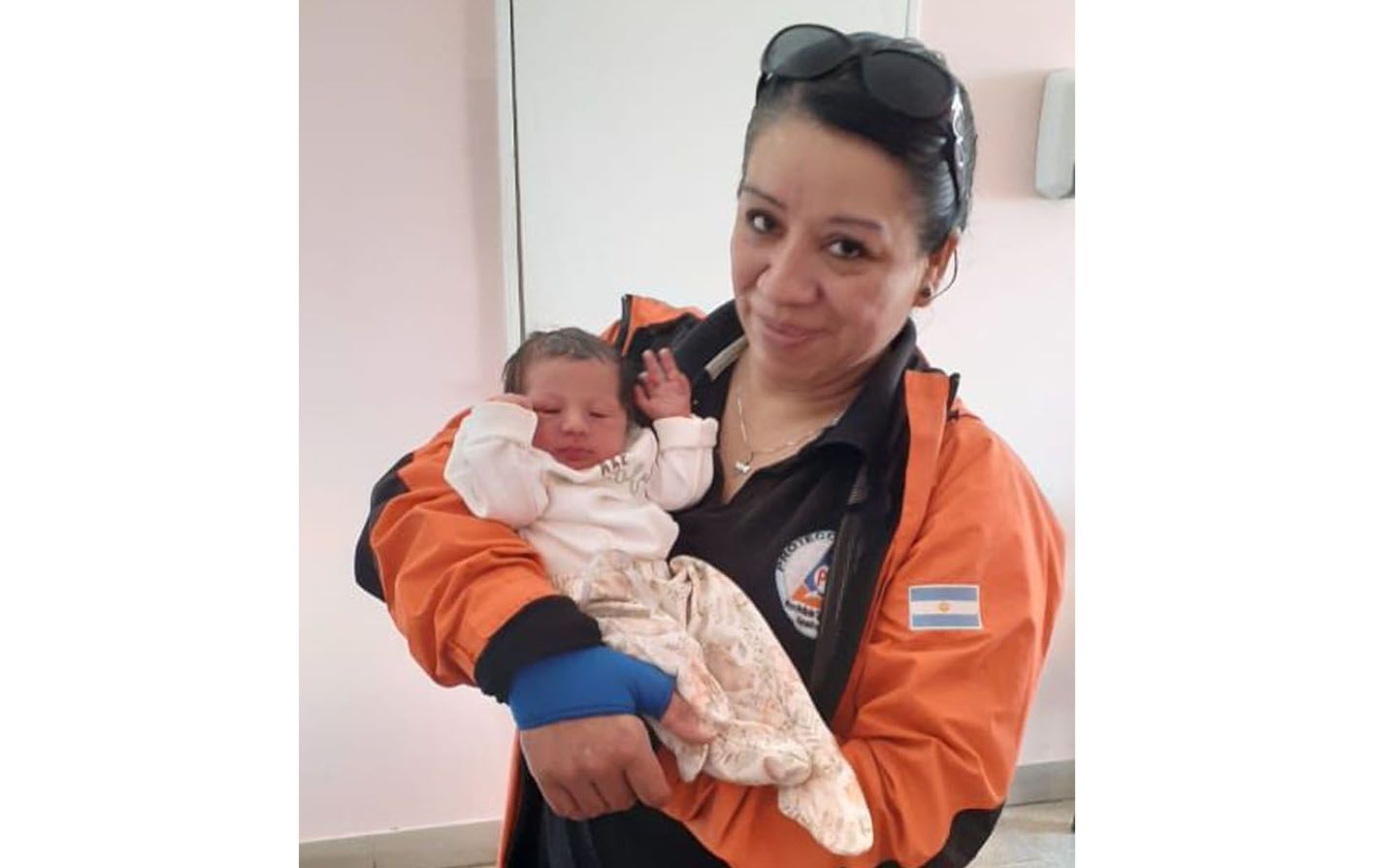 Una operadora de emergencias asistió telefónicamente el nacimiento de una bebé