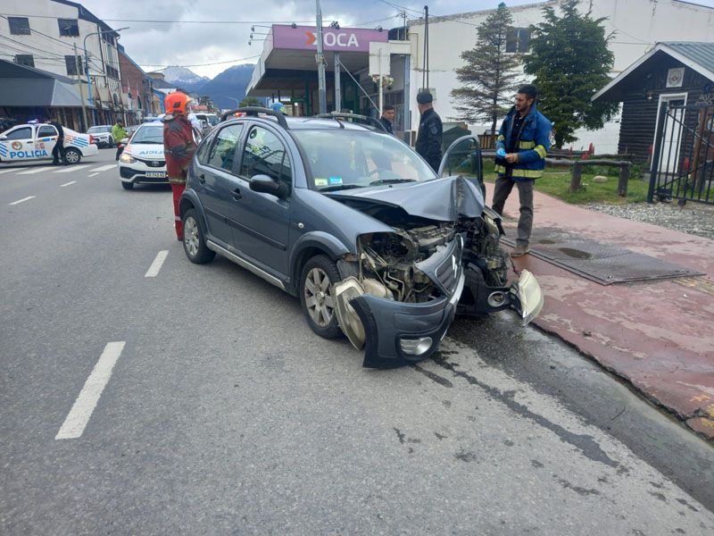 Fuerte choque de un auto contra una columna