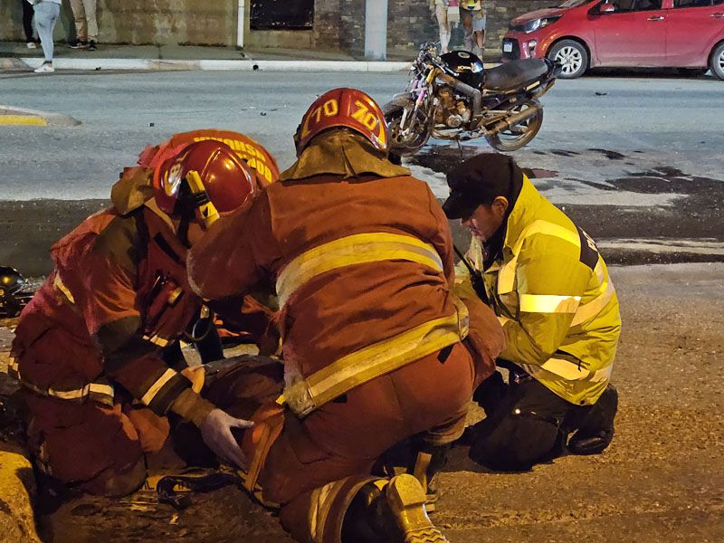 Un motociclista hospitalizado tras chocar contra un auto