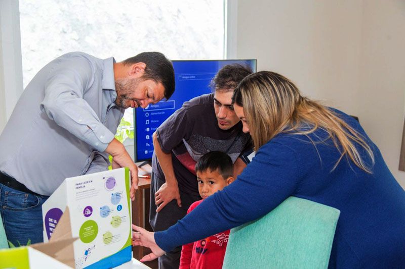 Ferreyra entregó bibliotecas a familias beneficiarias del ProCreAr