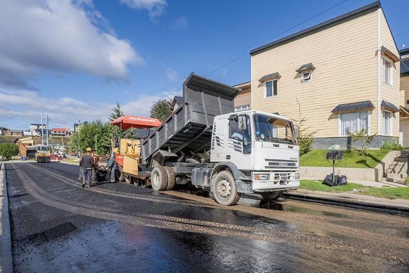 Continúan los trabajos de pavimentación en distintos barrios 