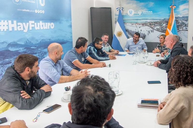 Vuoto firmó el contrato de obra de renovación del césped sintético en el Estadio Municipal