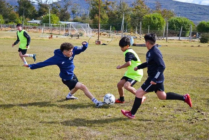 El fútbol y el bádminton pasan por Tolhuin