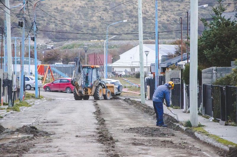 Construyen cordones cuneta para la pavimentación en Mirador de los Andes