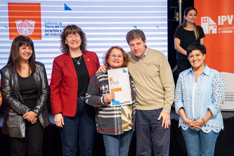 El Gobernador encabezó la entrega de 110 escrituras en Río Grande