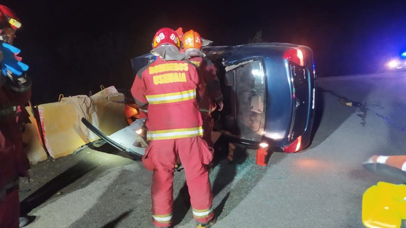 Volcó un taxi y los ocupantes debieron ser asistido por los bomberos