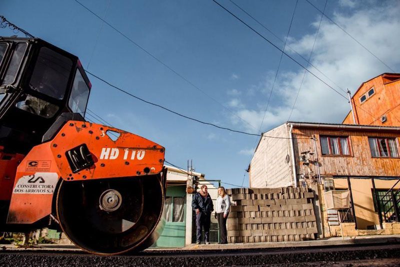 Continúa la pavimentación de calles en Los Pinos y Onaisín