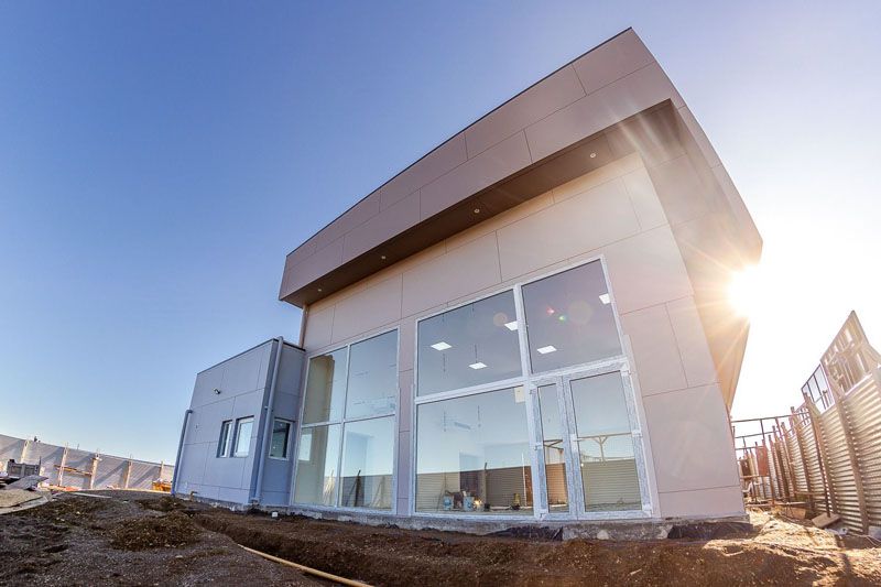 El Intendente recorrió la obra del nuevo SUM en Margen Sur