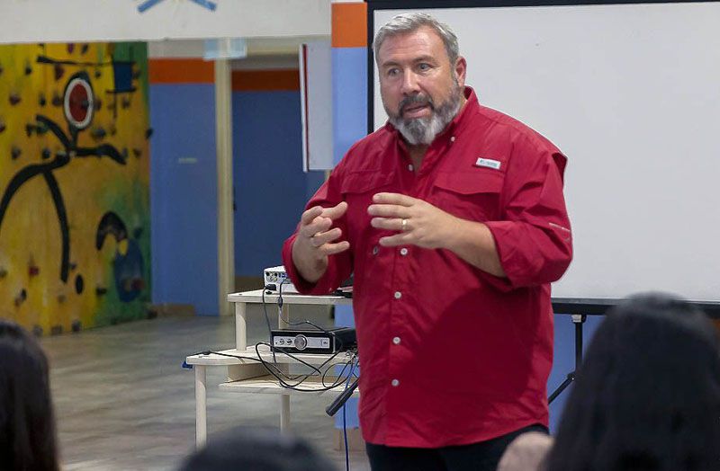 Baja la edad de facilitación de equipos tecnológicos a menores