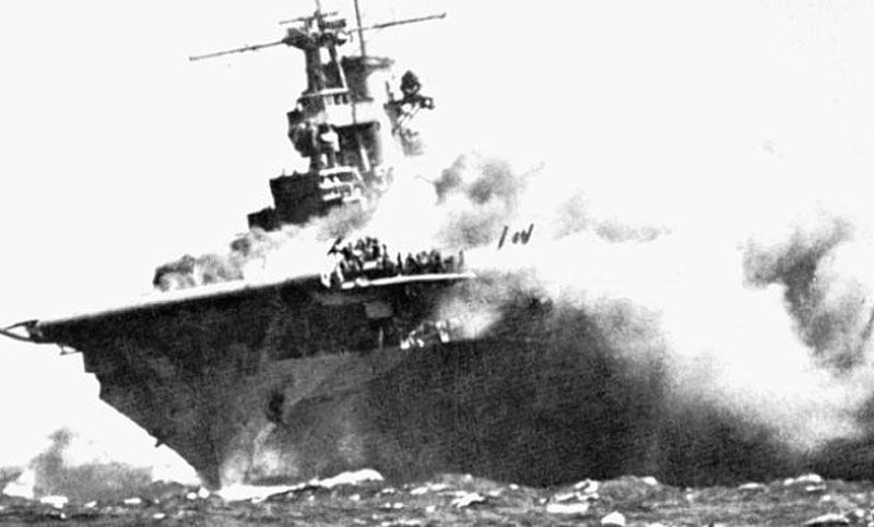 Aviones argentinos atacan al portaviones británico ‘Invincible’