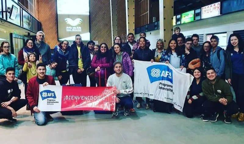 Convocan a familias y estudiantes a sumarse a programas de intercambio 