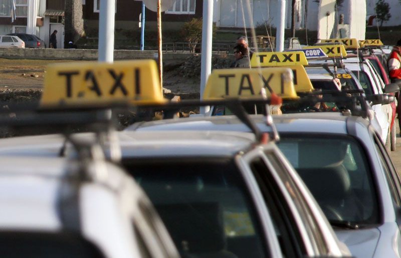 Taxistas y remiseros reclaman ley anti Uber 