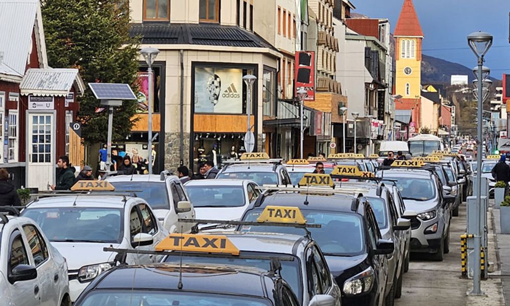 Taxistas y remiseros de Ushuaia continuarán en alerta por la llegada de Uber