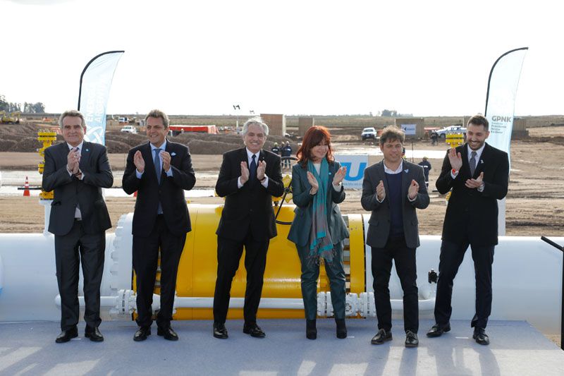 Foto de unidad del Gobierno en Salliqueló: Fernández, Massa y Cristina Kirchner inauguraron el gasoducto Néstor Kirchner