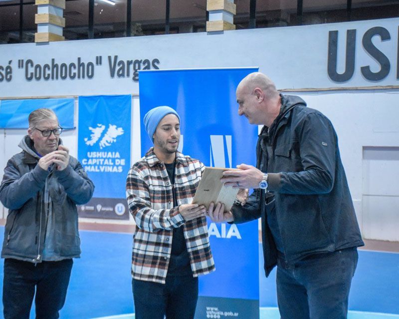 El Instituto Municipal de Deportes entregó un reconocimiento a ‘Kiki’ Vaporaki