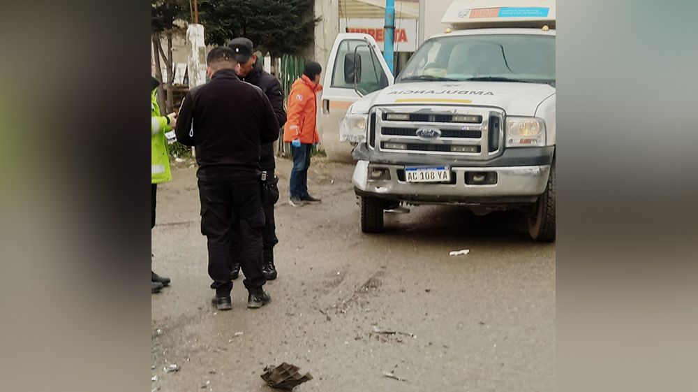 Ambulancia chocó con una camioneta
