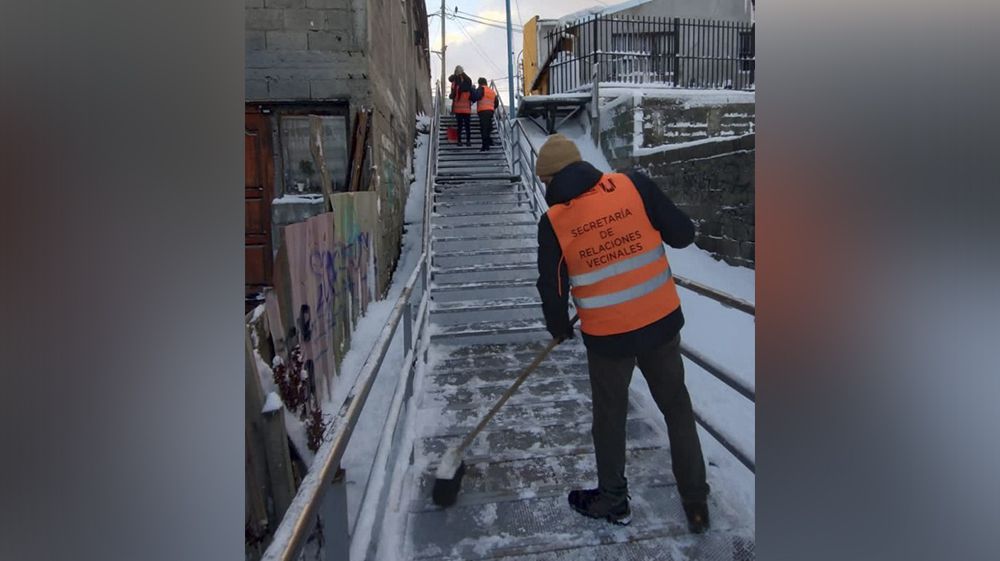 Continúa la limpieza y retiro de nieve acumulada en espacios públicos