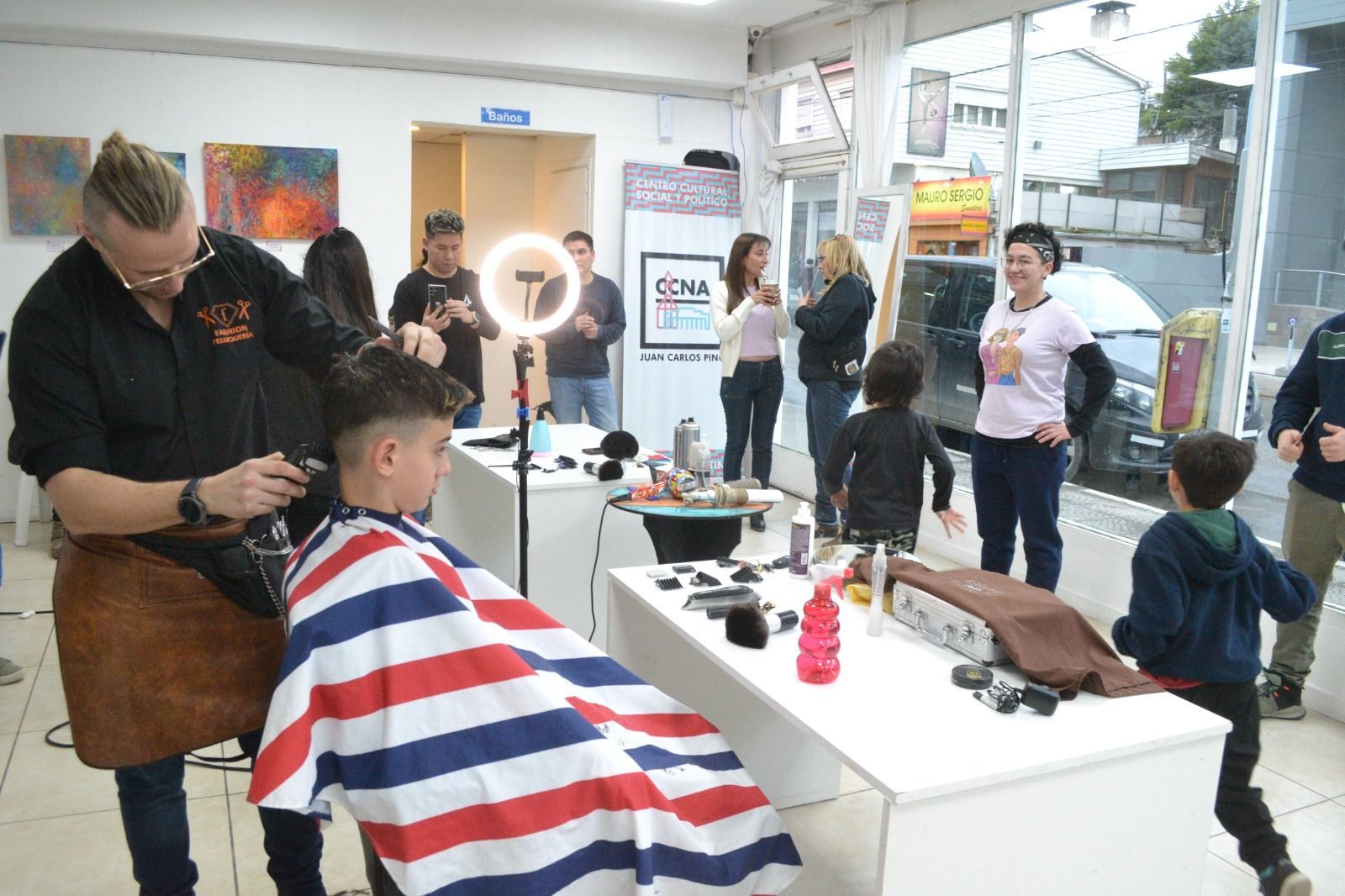 El CCNA brindó cortes de cabello gratuitos para niños