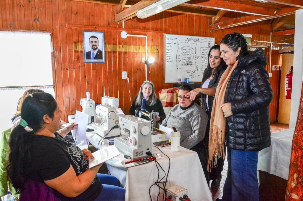 La Municipalidad capacitó a vecinas sobre uso de máquinas de coser