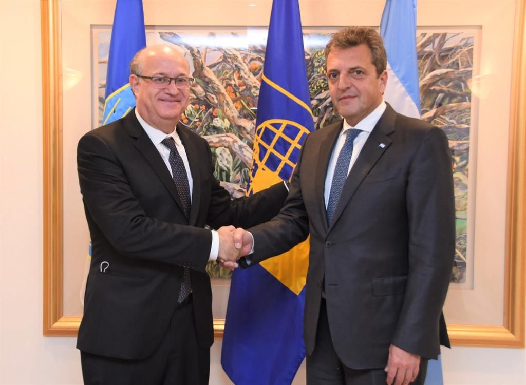 Massa anunció fondos extra por US$ 1.300 millones y dijo que a EE.UU. le preocupa que se prometa dolarización "sin consultar"